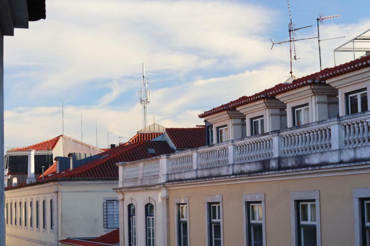 Apartamento Joivy Bold And Colourful 1-bed Flat At The Heart Of Chiado, Nearby Carmo Convent *